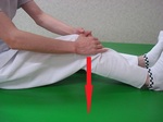 膝の伸びる範囲を広げる運動　Broaden the range of knee movement grow.